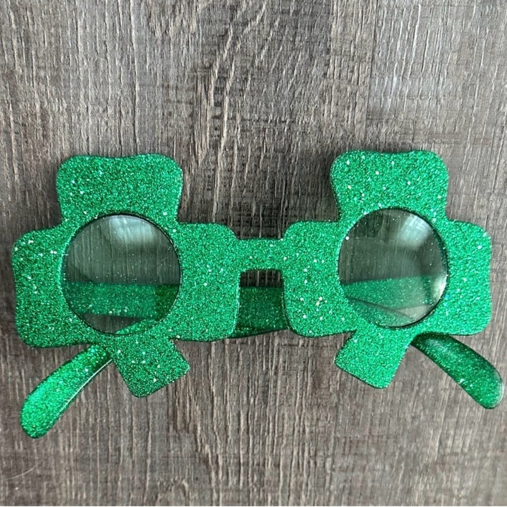 💞 New Green Glitter St. Patrick’s Day Shamrock Novelty Glasses